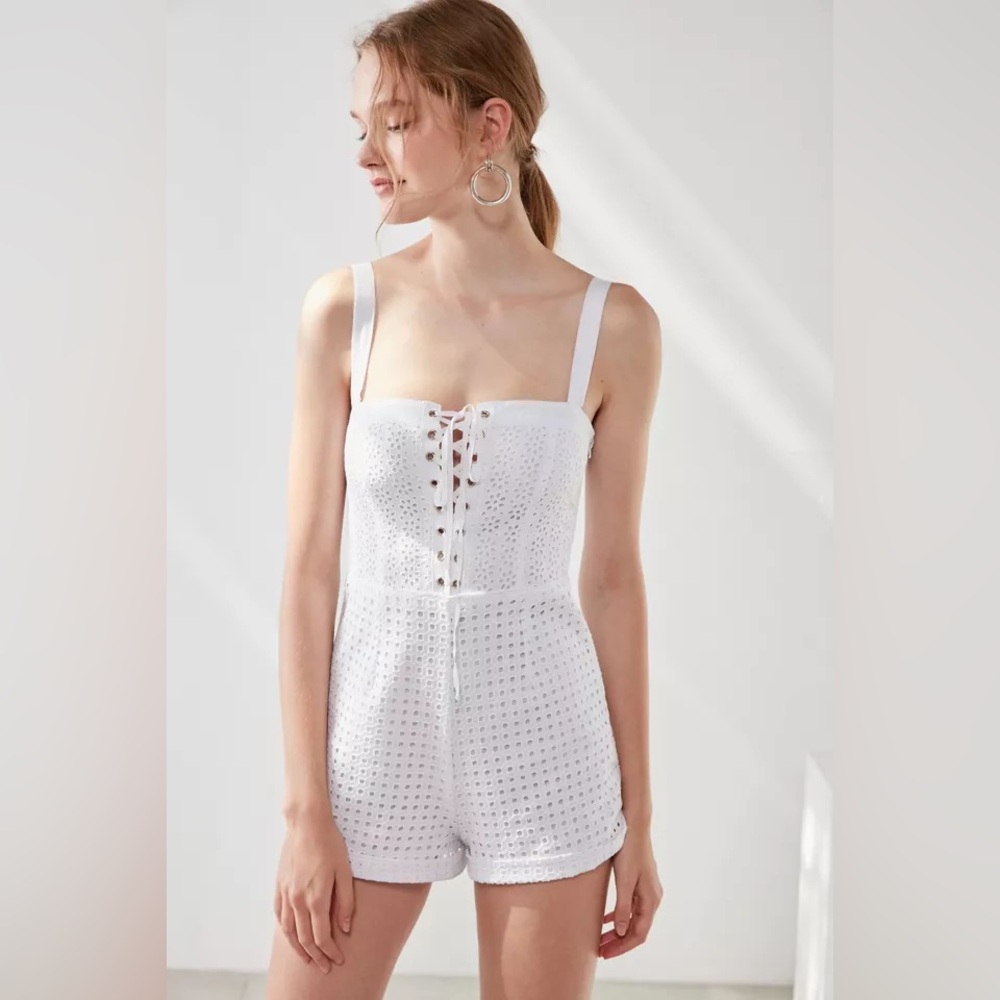 KIMCHI BLUE Outfitters Heidi Lace-up Eyelet White Cotton Romper Size XS